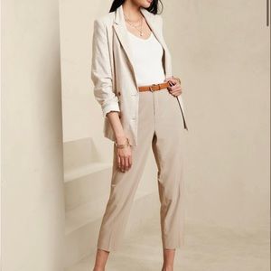 Banana Republic Airstretch Taper Pant: Size S (4/6, 27/28) Color Beechwood
